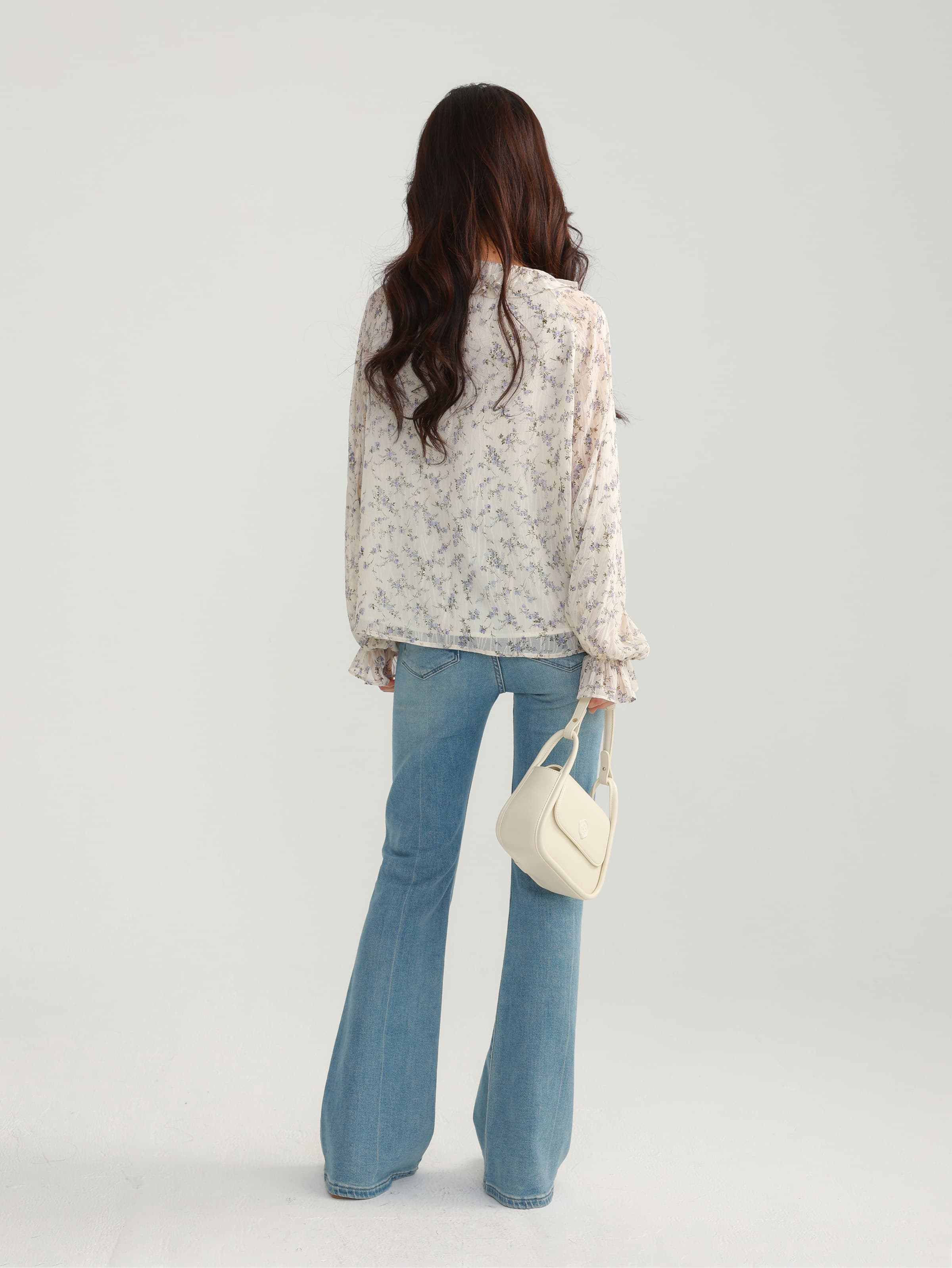 美脚見えが叶うフレアデニムパンツ｜デート服