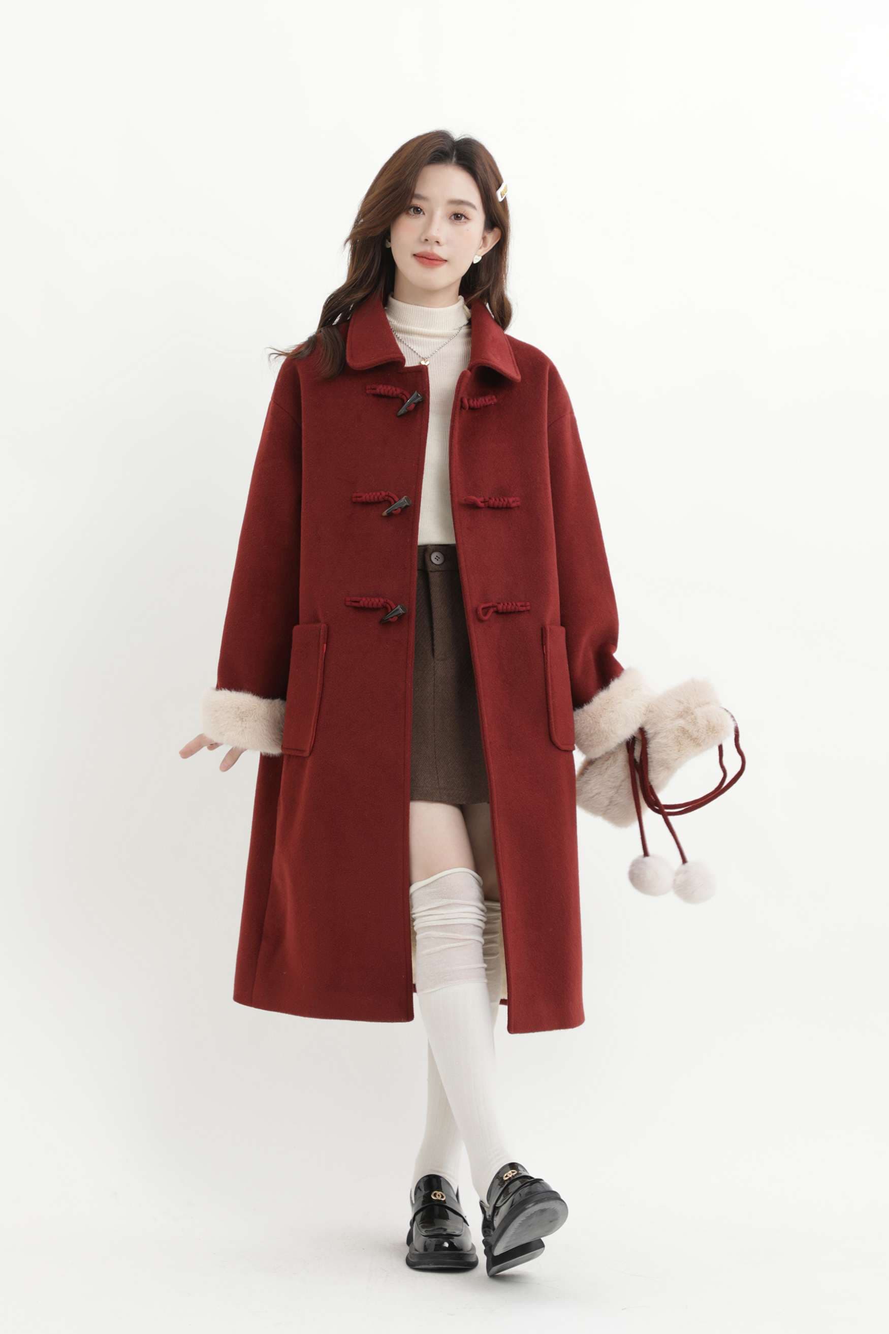 フェイクファーポンポン付きロングコート｜デート服