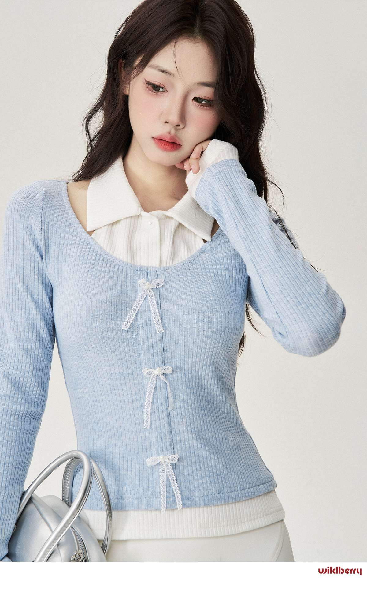 レイヤードも楽しめる万能フェミニントップス｜デート服