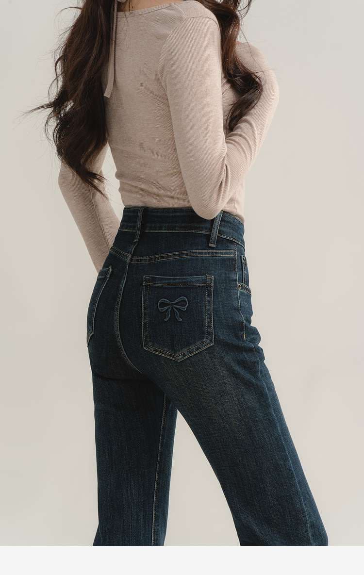 リボン刺繍入りフレアデニムパンツ｜デート服