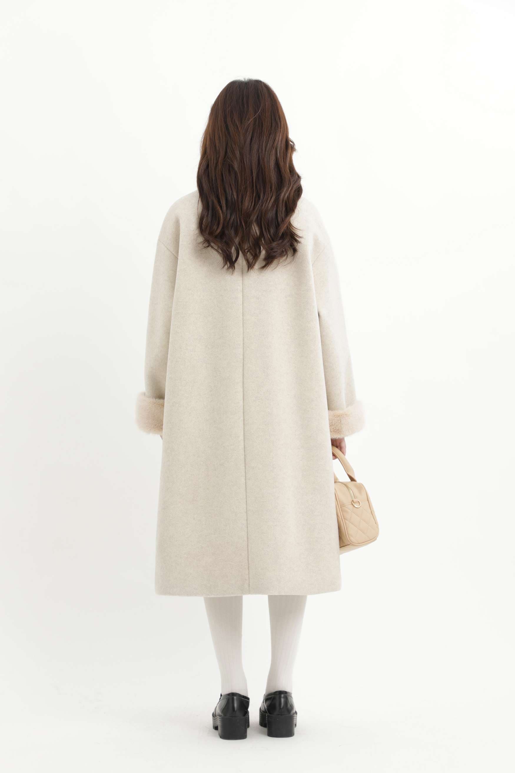 フェイクファーポンポン付きロングコート｜デート服