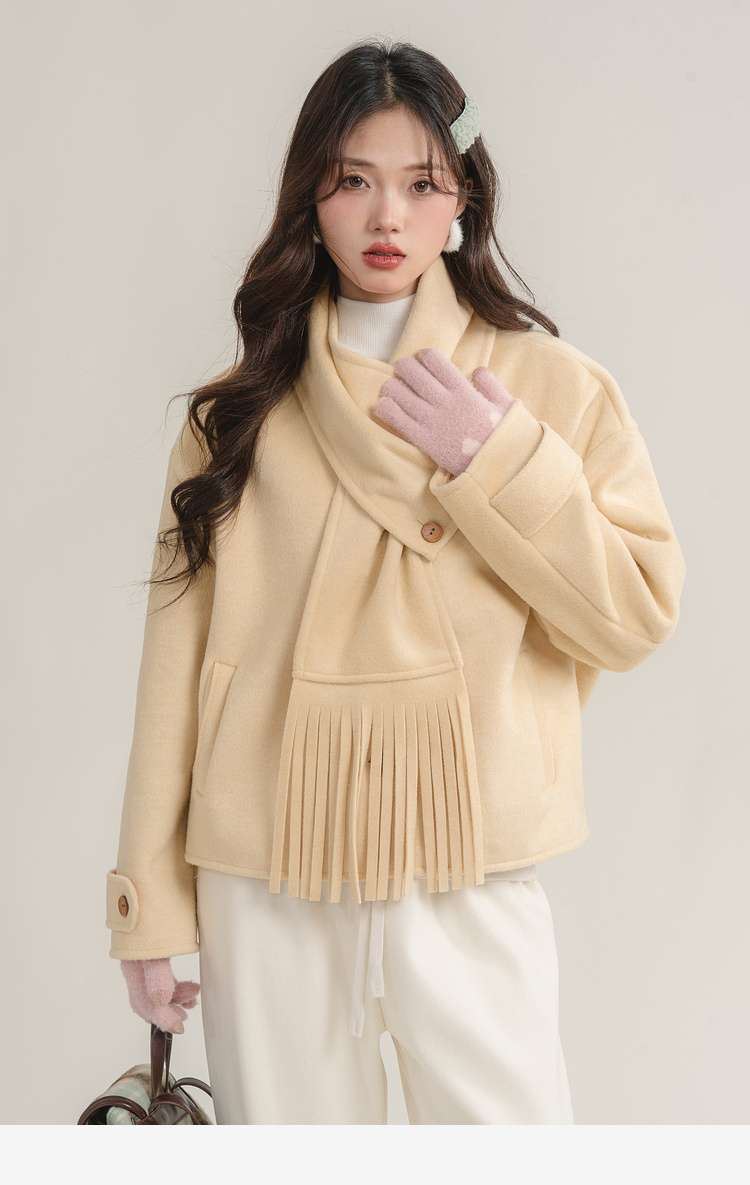 マフラー付きショートコート｜デート服