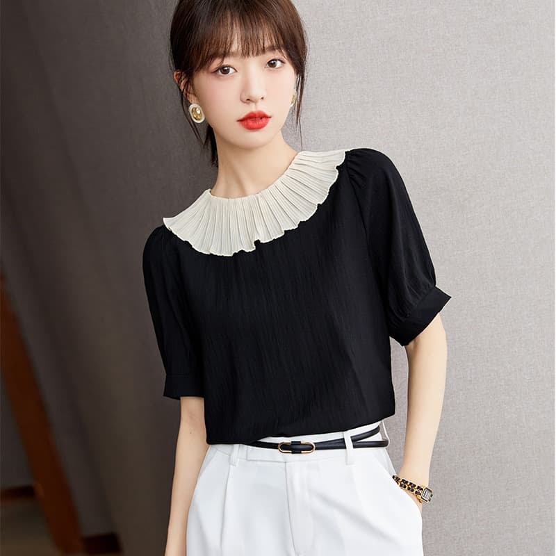 大人の可憐さを引き出す、プリーツフリルカラーブラウス｜デート服