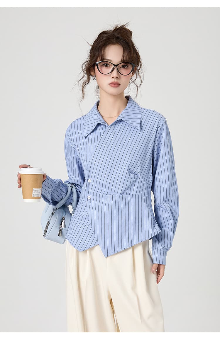 タックデザインが映える、アシンメトリーストライプシャツ｜デート服