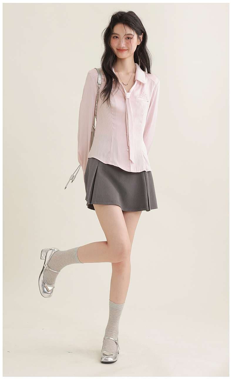 機能性もきちんと感も叶える、リボンタイ付きシャツブラウス｜デート服