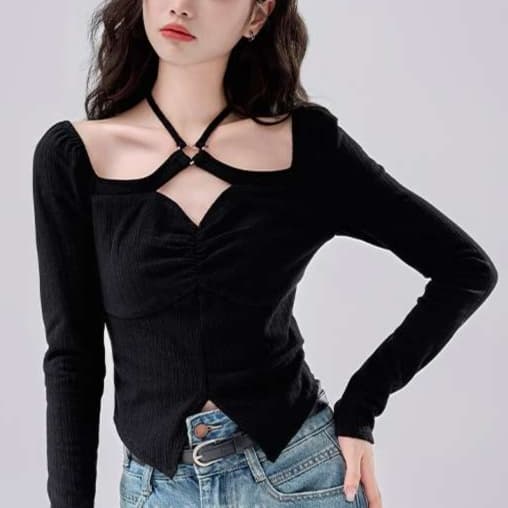 ボディラインを美しく魅せる、ホルターネックニットトップス|デート服