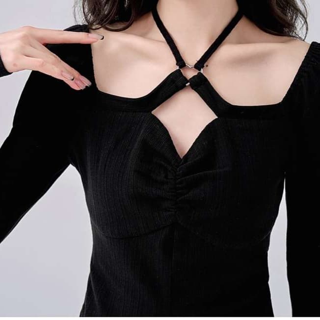 ボディラインを美しく魅せる、ホルターネックニットトップス|デート服